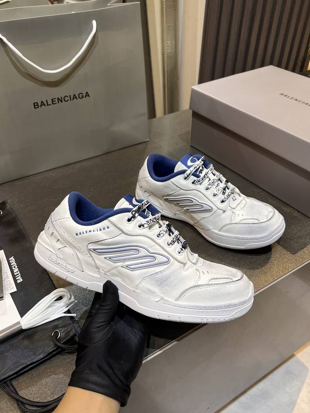 巴黎世家Balenciaga Winter25秋冬Hamp Tons运动鞋。创意鬼才Deanna掌舵下Winter25系列重塑时尚定义、而这款Hampton运动