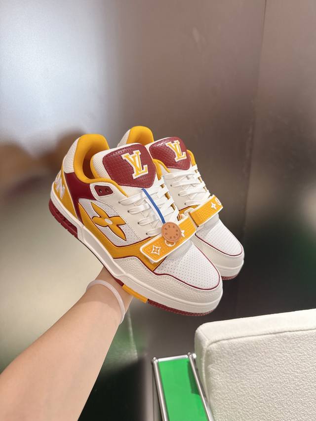 Louis Vuiton 路易威登 Trainer系列板鞋篮球鞋 板鞋 本款 Lv Trainer 运动鞋以穿孔牛皮革重绎经典设计，再借活力色调呼应大学校队运动