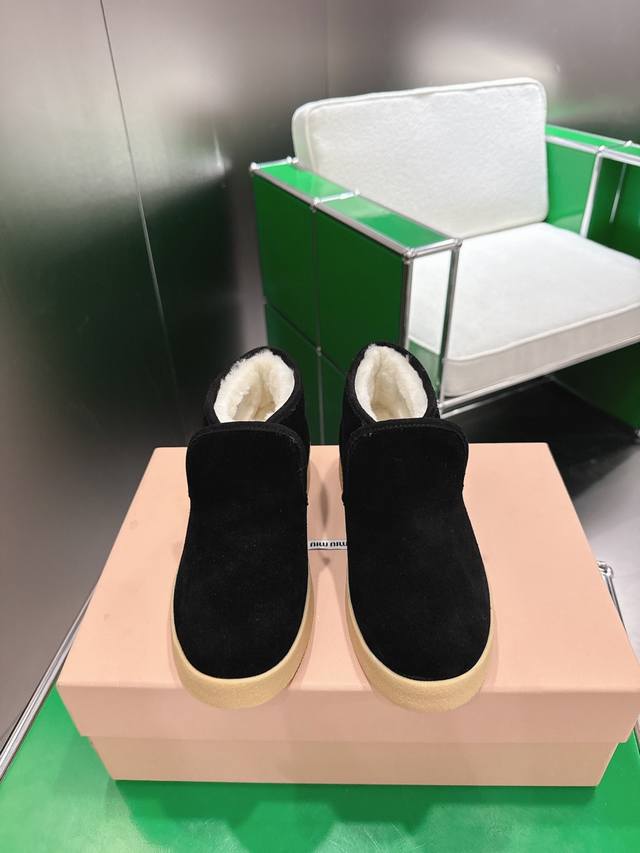 K018 Miumiu 缪缪绒面皮和羊羔毛短靴 柔软轻盈的质感定义了这款绒面皮和羊羔毛短靴的轮廓，结合了高雅与实用性。材质与廓形彰显Miu Miu造型的现代与年