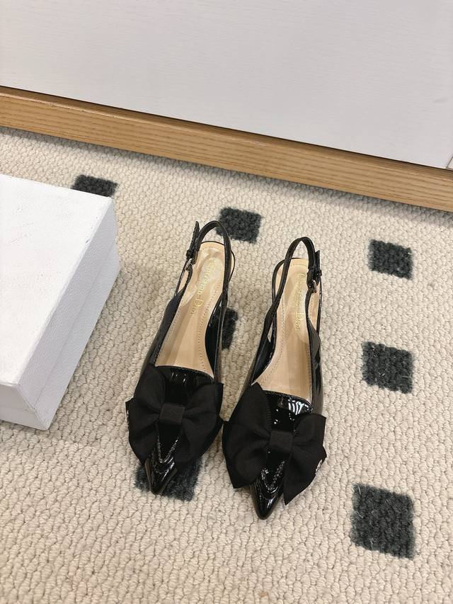 顶级版本 #迪奥 25 春夏新款璀璨星河系列 新品高跟鞋 色漆皮后空高跟鞋，是通勤与轻场合的适配款 亮面皮质自带精致光泽，尖头线条利落显瘦，鞋头处的褶皱蝴蝶结添