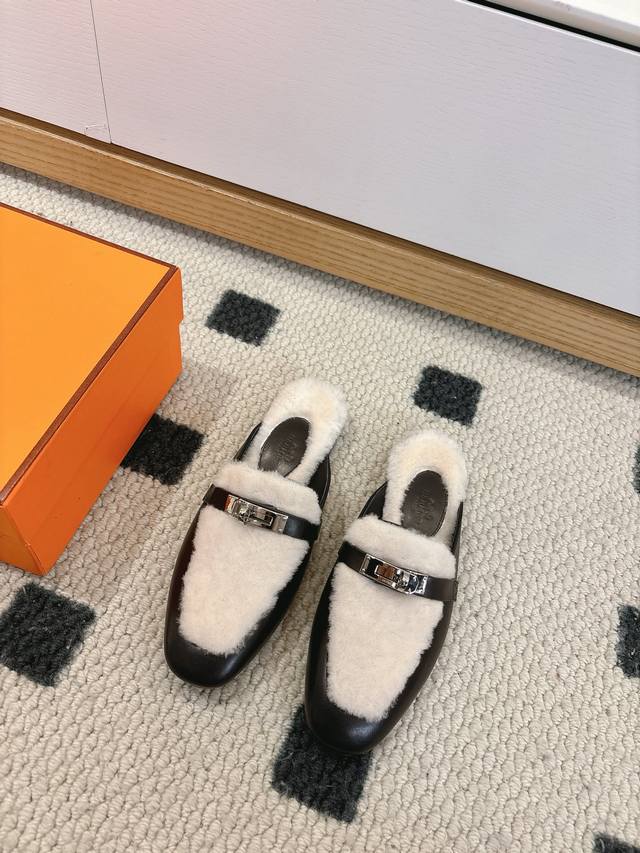 Oran系列毛拖鞋顶级上新 每年必备的毛拖今年还加了新的羊羔毛系列，美到无法言喻绝好的穿着舒适感可是经典必备，各种风格搭配都Hold的住！ 材质：选用进口圈羊羔