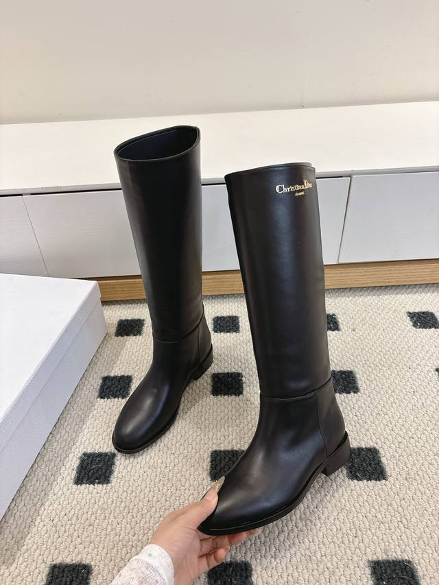 秋冬新款Dior迪奥D-Town 骑士靴经典Cd金属字母扣一脚蹬直筒长靴 这款 D-Town 靴子以现代风格彰显经典造型。直筒廓形，采用黑色柔软牛皮革精心制作，