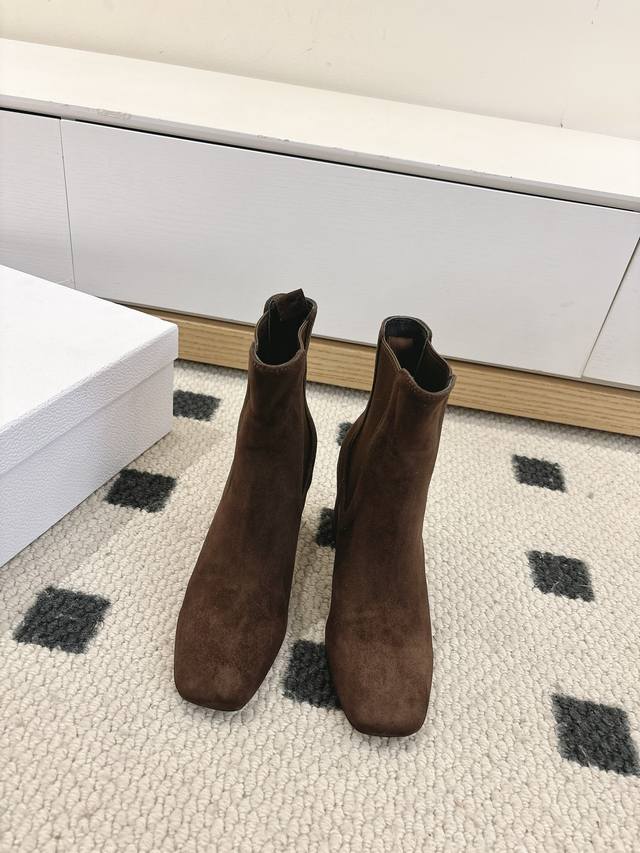 Dior迪奥 25Ss秋冬新款 粗跟短靴 这款 D-Shadow高跟套筒靴子 双层松紧 秋冬搭配 8厘米圆柱形鞋跟和鞋跟品牌特色细节电度片彰显时尚高雅的魅力 面