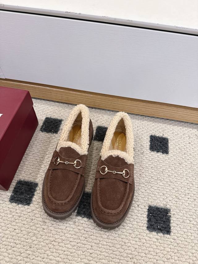 Gucci 2025古驰最新Ace系列 小白鞋 原版购入开发 Ace系列运动鞋延续品牌叙事，匠心成就主打单品。 面料: 原版进口柔软牛皮 内里：原版定制柔软羊皮