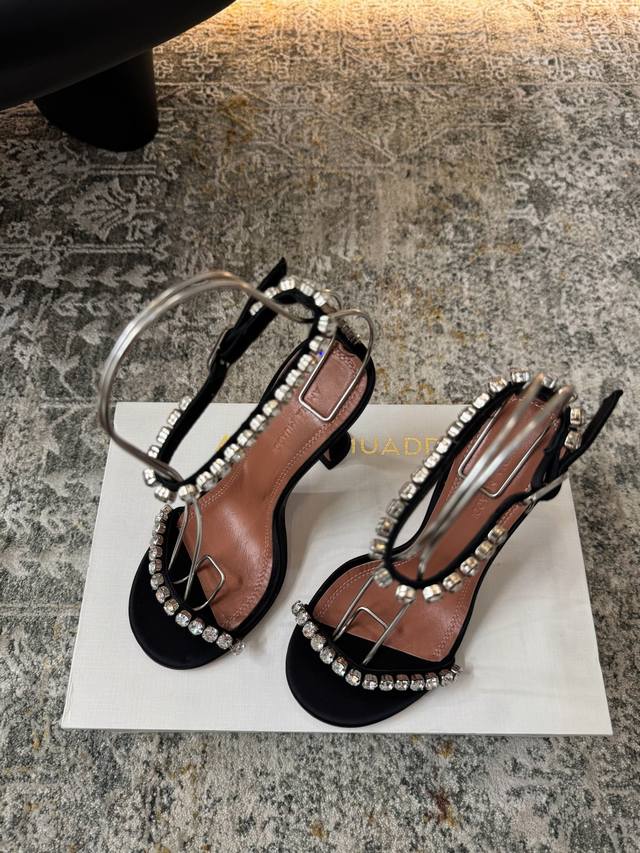 走秀时尚款， ★面料 真丝 内里 羊皮 鞋底 牛皮大底 原版注塑 优雅风格 创造不一样的感觉 跟高 10Cm 专柜包装 简约气质款式！ Show Bdetail