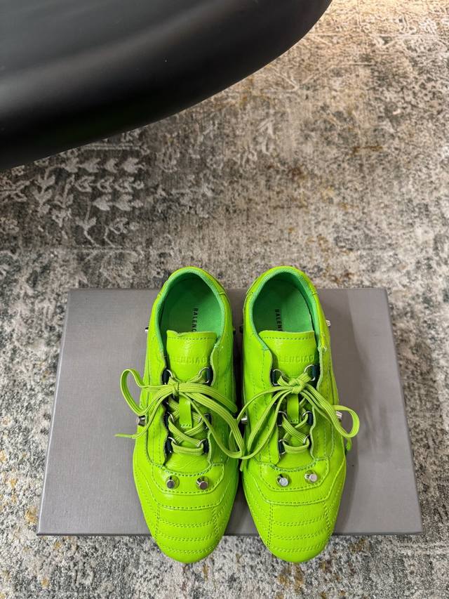 早春新品 ★面料： 牛皮 内里：无纺布 鞋底：橡胶成型底 超软 优雅风格 创造不一样的感觉 跟高：1 Cm 简约气质款式！ 市场顶级 Show Bdetails