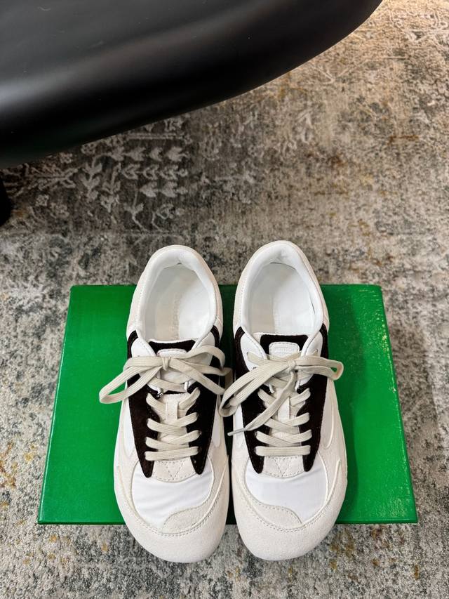 早春新品 面料 牛反绒 内里 羊皮 鞋底 橡胶底 优雅风格 创造不一样的感觉 跟高2 Cm 专柜包装 简约气质款式！ Show Bdetails Size. ｜