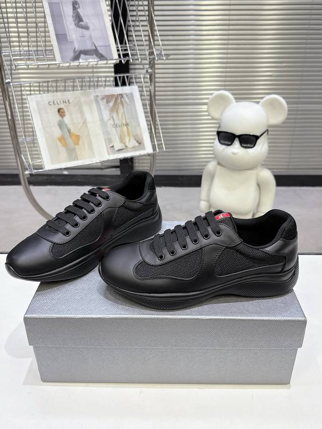 普拉达prada运动鞋 织物皮革双重材质延承标志性原版设计，以柔软耐用的皮革搭配创新型透气Bike织物材质，灵感源自帆船运动设计 码数:39-46