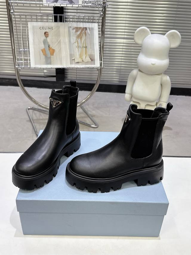 2025“prada 普拉达”，顶级版本，原板一比一开发，上脚非常完美显腿瘦气质杠杠的 面料：进口开边珠 小牛皮 内里：超软牛里 大底:橡胶Ip超轻发泡成行大底