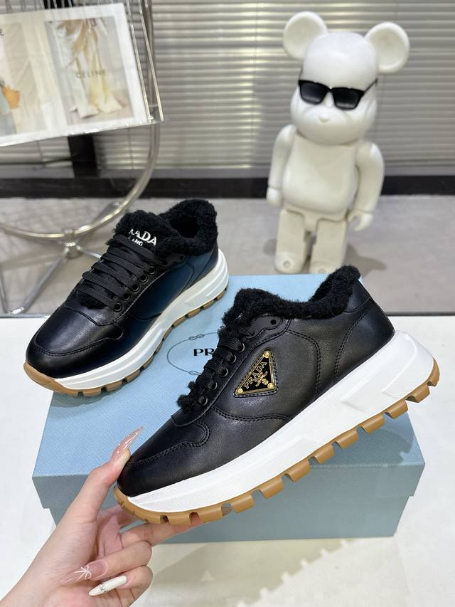 prada 225 普拉达新品，实力来袭！众多网红同款，时髦百搭Nice单品，意大利专柜代购原版鞋开发，1比1照足原味复刻。今年的主题就是不被定义 通过简单简洁