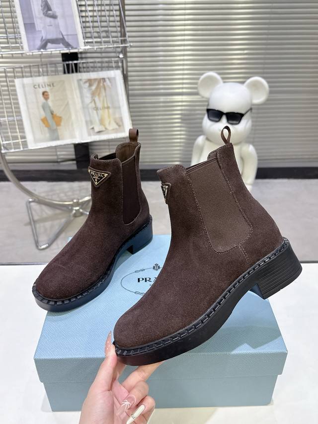 prada普拉达厚底复古马丁靴 橡筋松紧 经典厚底 搭配三角扣 简约大气时尚百搭 面料牛皮，开边珠牛皮， 内里垫脚透染羊皮柔软细腻，脚感舒适，橡胶模具防滑轻便大