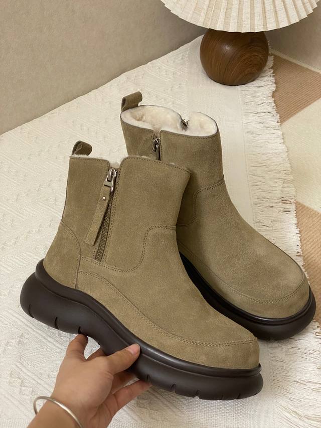 内里羊皮毛一体+头层牛皮鞋面 1.5Cm黄金厚度羊毛 锁温不闷汗 -20℃照样暖到心坎里 软糯踩屎感 暴走两万步都不累 冬日行走的温暖艺术 新款欧洲设计师雪地靴