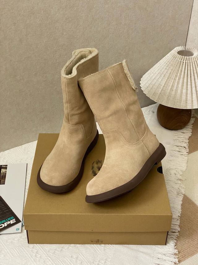 匠心细节： 高筒靴型搭配立体拼接鞋面 后跟精致金属扣点缀时尚基因 牛皮鞋面邂逅羊皮毛一体内里 1.5Cm黄金厚度羊毛锁温系统 轻量化防滑大底打造零负重体验 一鞋