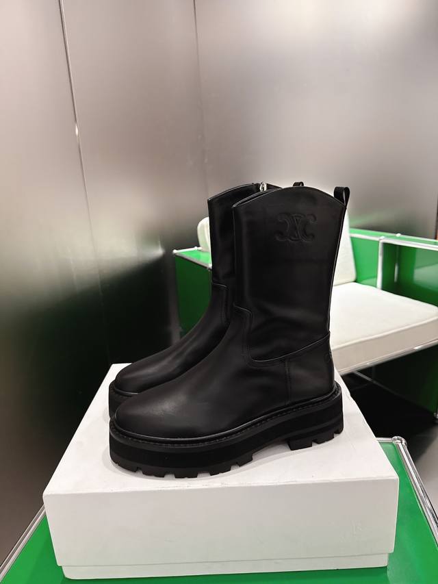 K054 Celine 赛琳 25Ss新款马丁短靴 英伦风马丁靴短夏天也可以穿的马丁靴，舒适透气简约耐看不过时是时尚圈永不退潮的经典所在，复古的英伦风格，让你穿