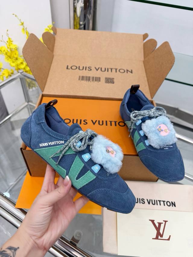 Louis Vuitton Sneakerina系列芭蕾舞鞋 德训鞋 平底鞋休闲鞋 本款 Lv Sneakerina 芭蕾运动鞋以柔软绒面牛皮革塑就 Sacch
