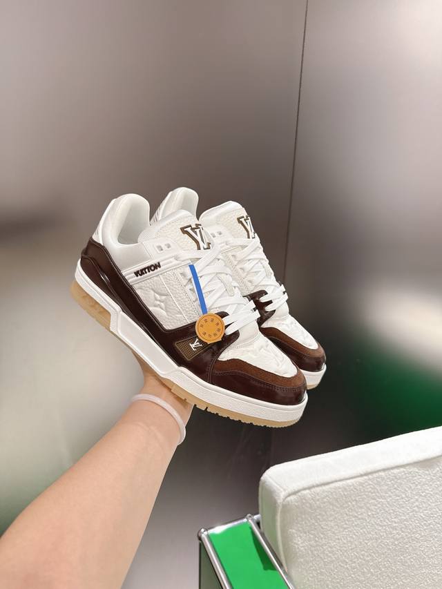 Louis Vuiton 路易威登 Trainer系列板鞋篮球鞋 板鞋 Lv Trainer运动鞋是由设计师Virgil Abloh由复古篮球鞋激发的经典创意，