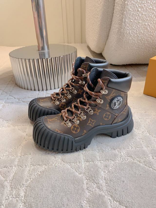 出厂价p Louis Vuitt*经典贝壳头短靴 鞋型酷酷的样子中带点俏皮可爱 很好搭配，脚感好！增高效果也不错呀！ 鞋面牛皮 原版老花面料 内里羊皮 原版开模