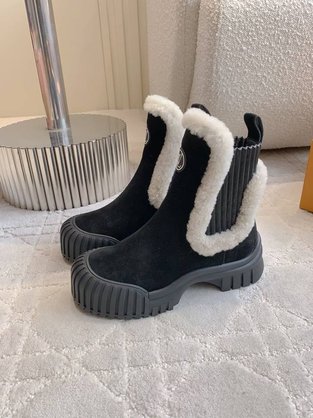 出厂价p Louis Vuitt*经典贝壳头短靴 鞋型酷酷的样子中带点俏皮可爱 很好搭配，脚感好！增高效果也不错呀！ 鞋面牛皮 内里羊皮 羊毛 原版开模大底 尺