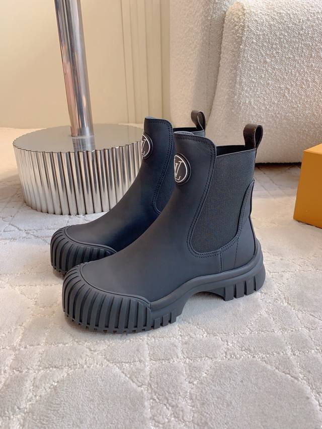 出厂价p Louis Vuitt*经典贝壳头短靴 鞋型酷酷的样子中带点俏皮可爱 很好搭配，脚感好！增高效果也不错呀！ 鞋面牛皮 牛仔布 内里羊皮 原版开模大底