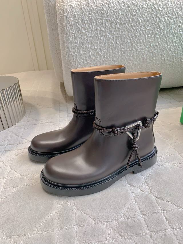 短靴 长靴 顶级版本 Botteg* Veneta Bv一脚蹬时尚 短靴 骑士靴 太酷了 一眼就爱上，这双绳结靴必须锁死 经典绳结编织缠绕靴身，搭配标志性三角金