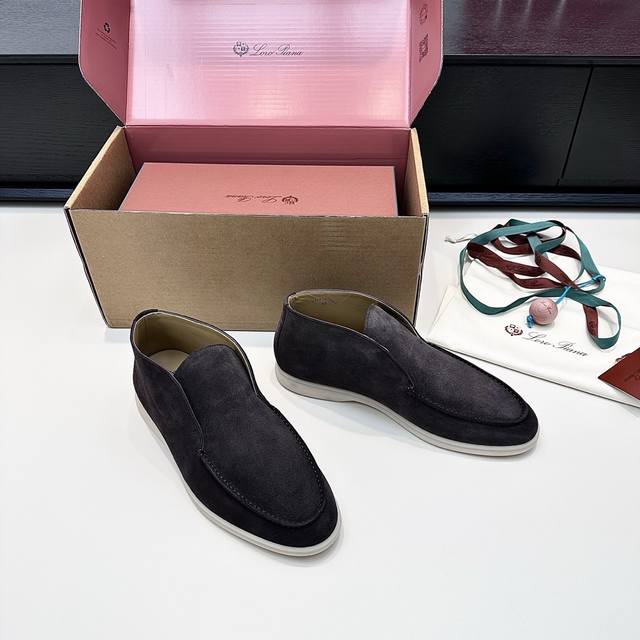 男 女 裸色 Lp 男女同款高邦单鞋 麂皮裹住秋意，一脚蹬的松弛是Loro piana的温柔注脚。鞋盒里的粉调衬里、缎带香薰球，连细节都裹着松弛的贵气 这双踝靴