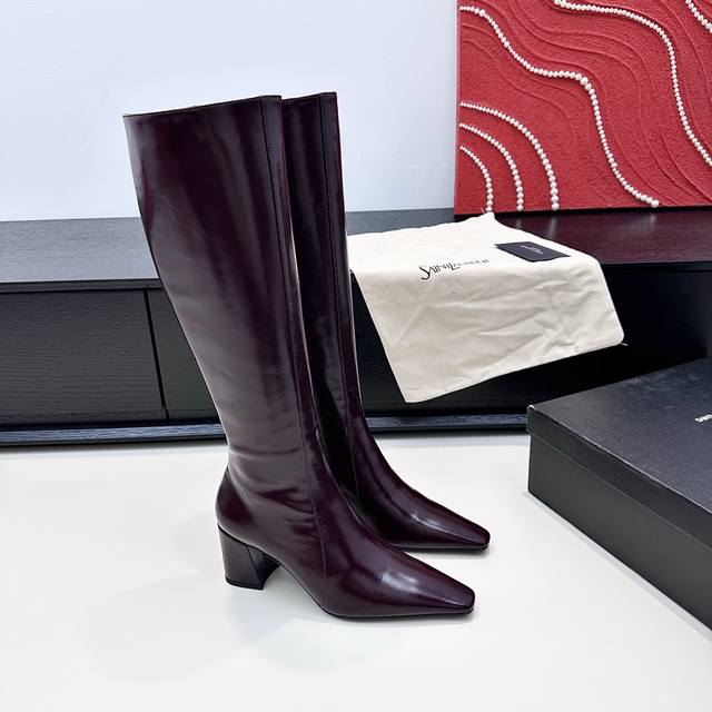 代购版 Ys 舒适感最好的一双靴子.适配度也很高 今年新款 姐妹们可冲 鞋头视觉凌厉中率性，好爱呀 牛皮材质，质地和光泽度都拿捏到位 羊皮孽内里牛皮鞋底 Siz