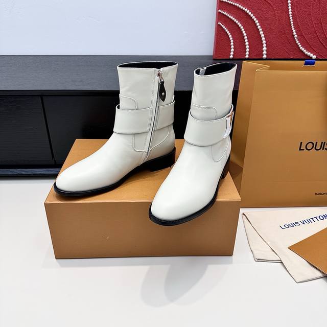 Lv驴牌 平底裸靴子，这双Lv短靴的质感太戳审美了！利落的靴型+标志性金属扣，低调又藏不住精致~配简约穿搭应该很出彩~ 正码:35-39订做34.40.41.4