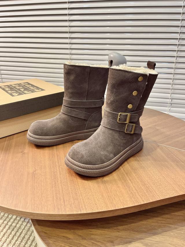 秋冬的仪式感，是这双机车风雪地靴给的！ 牛皮+金属扣的组合太绝了，又酷又暖～ 翻边设计还能切换风格，一双穿出两种感觉 踩上去软乎乎的，东北的冬天也能安心暴走～
