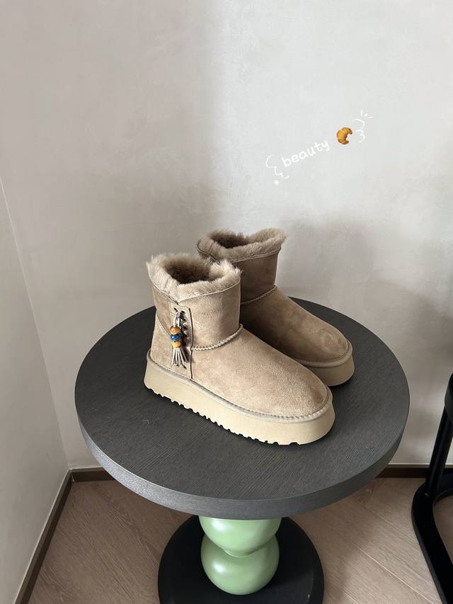 暖冬仪式感，从这双Ugg开始 当寒风裹挟着冬日气息袭来，双脚的暖意成了刚需。这双Ugg雪地靴，皮毛一体细腻质感搭配内里蓬松毛绒，像把暖阳锁进鞋里，每一步都踩在柔