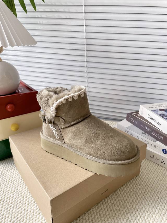 Ugg 双扣编织厚底 24秋冬爆款雪地靴 时髦人都在穿阿哥雪地靴，万人大秀的丑萌雪地靴重新翻红，巨显瘦还暖和好穿！ Ins博主以及明星大爱品牌 面料：羊皮毛一体