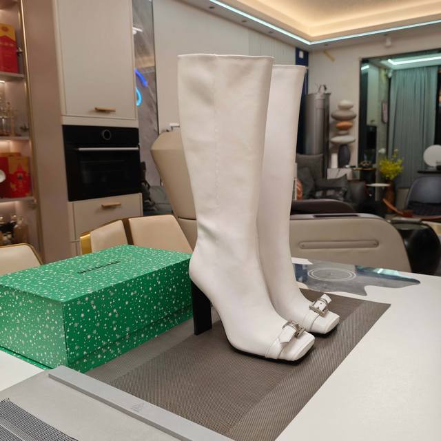 Balenciaga2025秋冬爆单款，隆重上市，新品发售 秀场专卖订制款 。 2025官方限量版“磁铁盒”节日雪花礼品包装配套 全新单色包装盒，省去p图烦恼