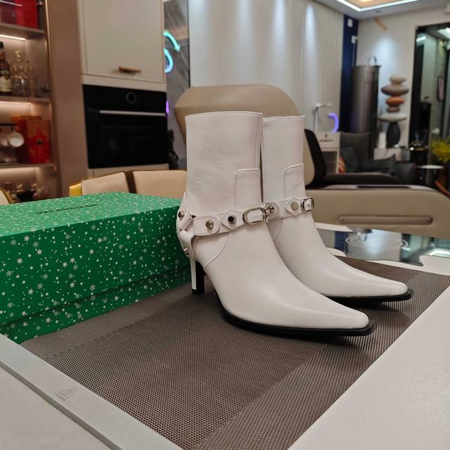 Balenciaga2025秋冬爆单款，隆重上市，新品发售 秀场专卖订制款 。 2025官方限量版“磁铁盒”节日雪花礼品包装配套 全新单色包装盒，省去p图烦恼