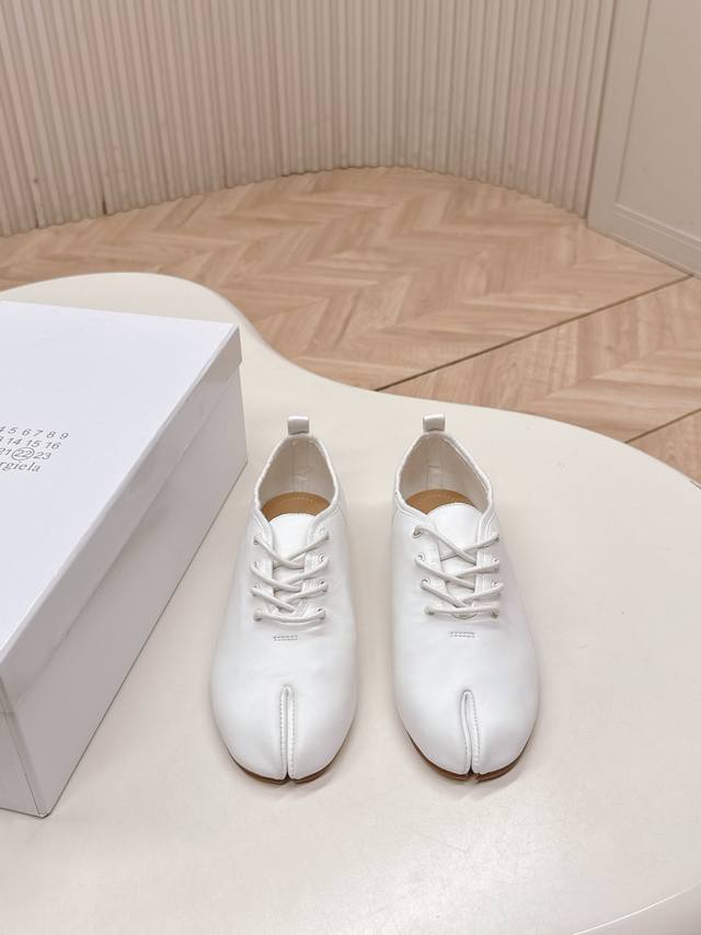 Maison Margiela Mm6马吉拉 2026 春夏新款 复古玛丽珍分趾单鞋 芭蕾舞鞋 Mm6作为这两年最受欢迎的鬼才设计师品牌，设计简单、奢华的质感让