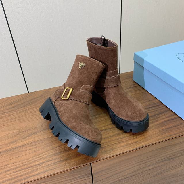 prad* 三角金属标短靴。涂珐琅三角形金属徽标装饰彰显品牌格调。惯用于精美鞋履的复古亮面皮革，打造别具现代气息的混搭设计。 材质：鞋面牛京、牛皮。牛皮内里及垫