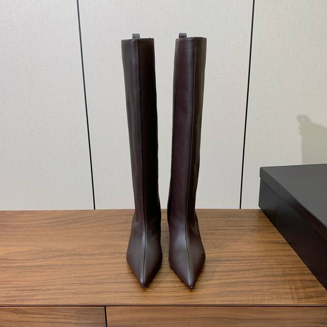 The Attico 新品长靴。视觉盛宴、性感自由气质。面料牛皮、牛京。羊皮内里。真皮大底。跟高6.5Cm 码数：35-42 40、41、42定制不退换 批：