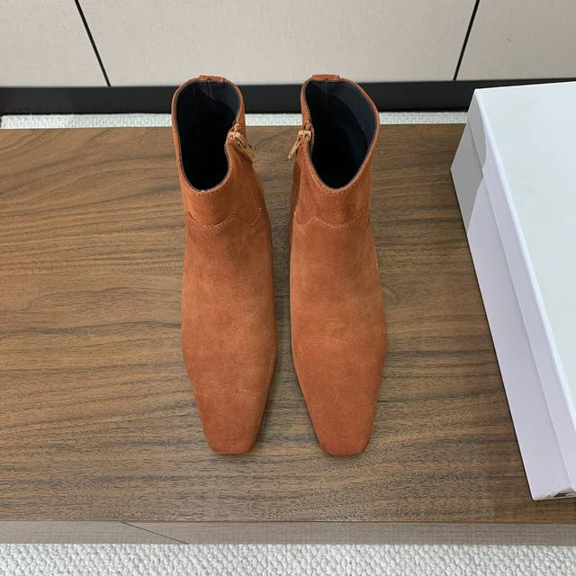 Khaite 短靴。优雅风格、创造不一样的感觉，简约气质款。鞋面牛京、牛皮。羊皮内里，真皮大底。跟高3.5Cm。 码数：35-42 40、41、42定制不退换