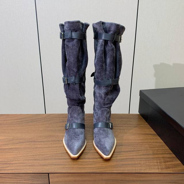 R13 皮条长靴。简约百搭款。鞋面牛京、爆裂皮。牛皮内里，真皮大底。跟高5.5Cm 码数：35-42 40、41、42定做不退换 批：