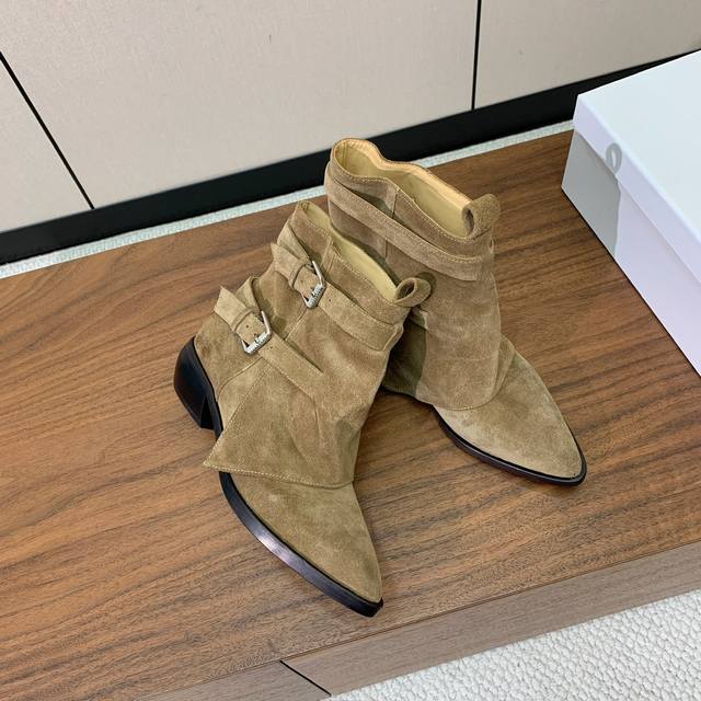 L Dalin 复古短靴。优雅风格，创造不一样的感觉。鞋面牛京、牛皮，牛皮内里，真皮大底。跟高4.5Cm 码数：35-42 40、41、42定制不退换 批：