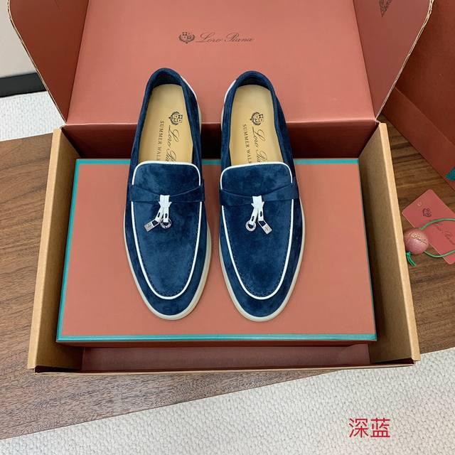 Loro piana 顶级版本锁边乐福鞋，原版一比一。品牌低调奢华柔软一贯纯色简约的设计风格。皮质柔软舒适度极高 材质：鞋面定制胎牛绒，非常柔软 非羊京 牛皮垫