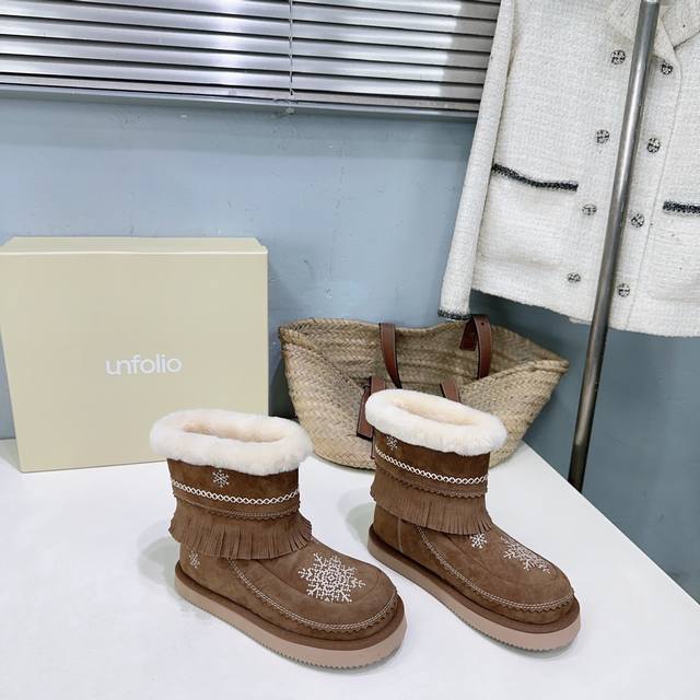 高品质出厂 ！小众潮牌 Unfolio 25Ss秋冬新品羊羔毛雪地靴毛毛保暖厚底短靴！｜把冬日时髦玩出花 流苏摇曳+雪花刺绣 麂皮与毛绒的温柔碰撞 奶茶色直接甜