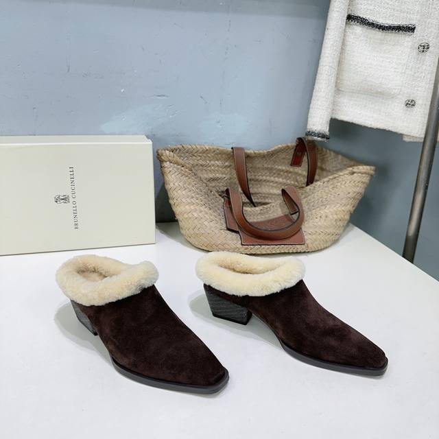 高品质出厂毛里 ！小众潮牌 Brunello Cucinelli 25秋冬新品Bc 新款毛毛保暖羊羔毛包头粗跟半拖！怎么会有如此轻便秀气的毛拖呢真的是无论正面看