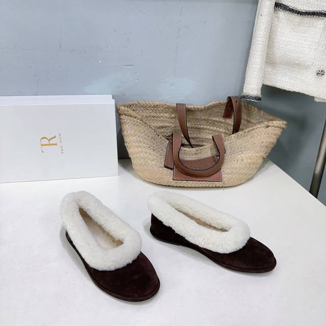 高品质出厂 ！小众潮牌The Row 25Ss秋冬新款羊羔毛玛丽珍平底单鞋保暖毛毛包子鞋！ 鞋面采用纯麂皮，时尚又温柔！内里垫脚采用柔软羊羔毛，整体鞋子就是一个