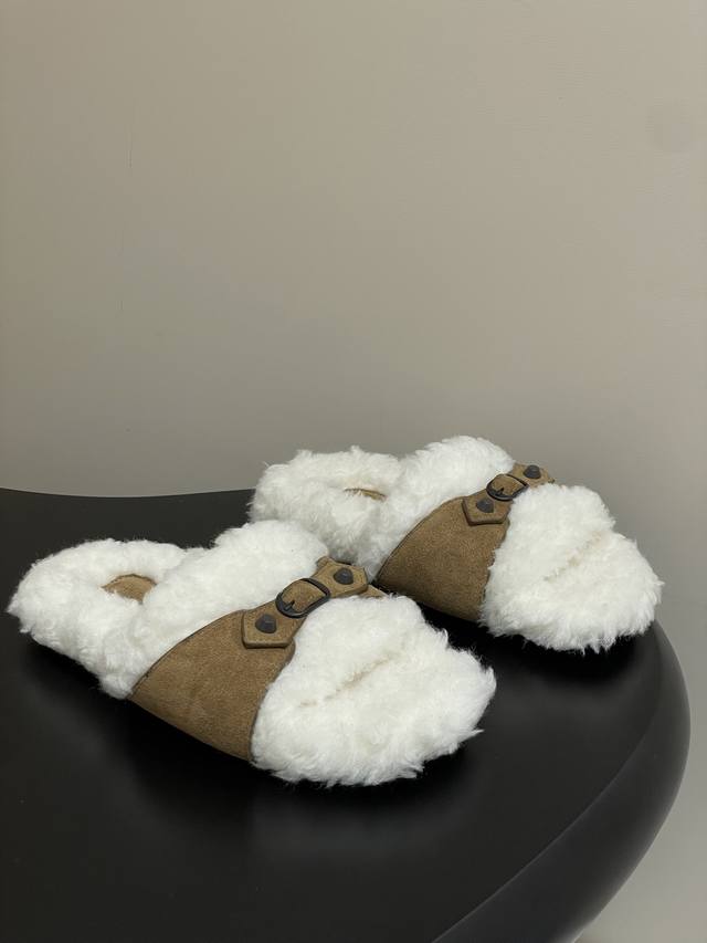 Balenciaga巴黎世家25Fw秋冬新款 羊毛拖鞋经典的搭扣铆钉毛拖鞋 这款在设计上独具匠心 以绑带与元素作为亮点 不仅能将稳固贴合于足部 更可随心调节松紧