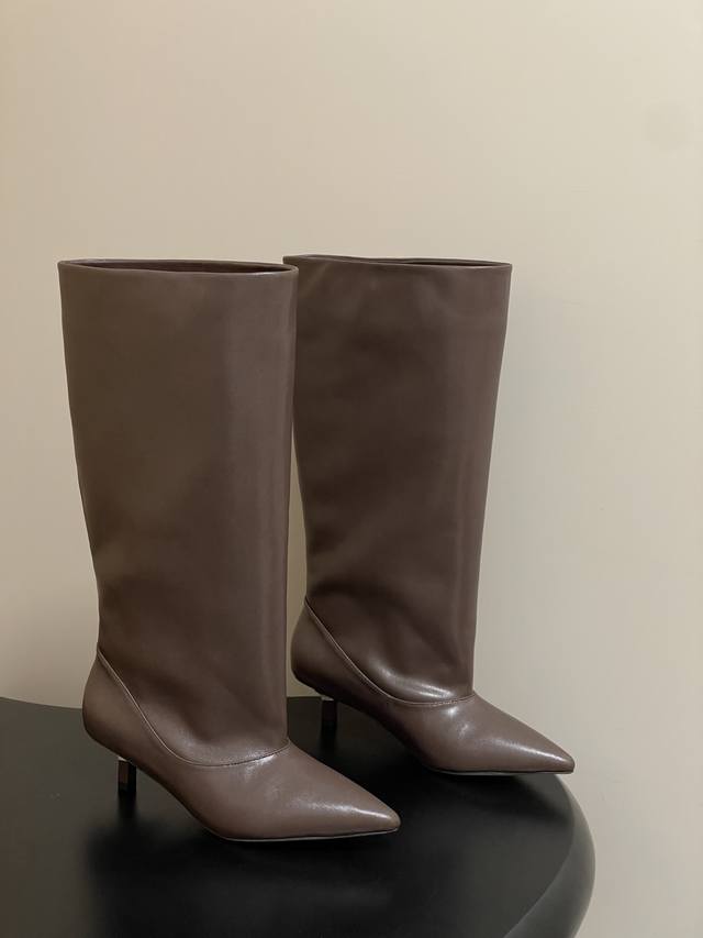 Jacquemus25Fw秋冬新款 尖头宽筒一脚蹬矮跟长靴小猫跟长筒靴子 黑色长靴界的“时髦尖子生” 利落尖头+小猫跟 大靴筒太鲨我 气场直接拉满 走哪都是焦点