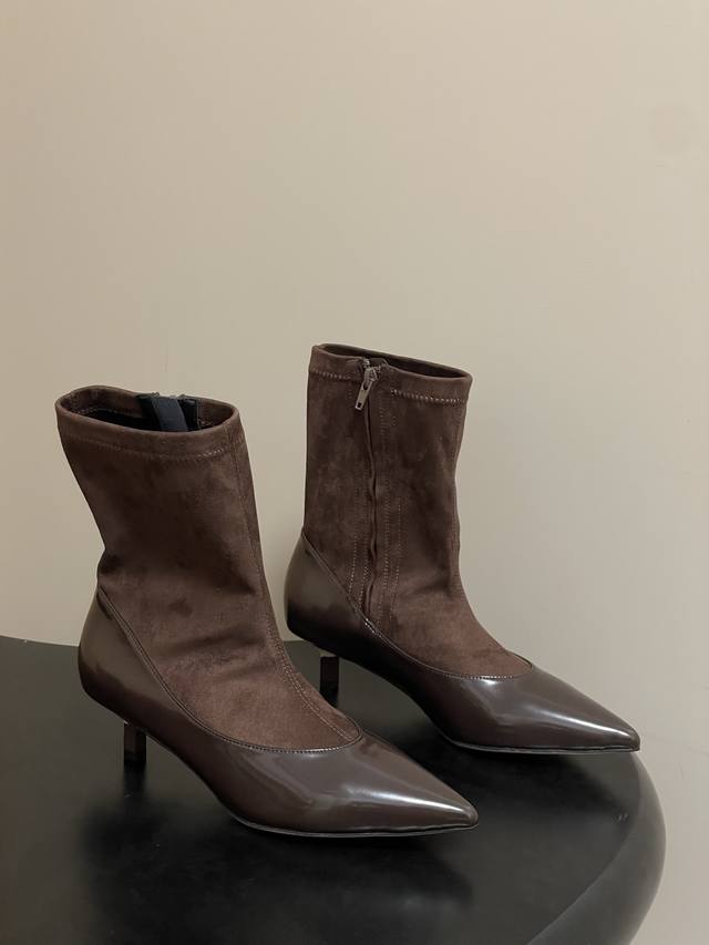 Jacquemus25Fw秋冬新款弹力针织拼接尖头细跟袜子靴猫跟短靴侧拉链弹力短靴 两种材质的拼接工艺精细，色彩过渡自然，提升整体设计的层次感。尖头鞋头利落大气