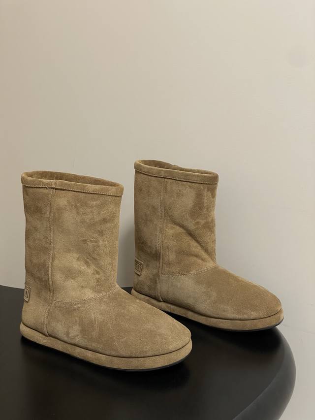 顶级品质 25Ss秋冬新款Balenciaga巴黎世家雪地靴 直筒羊毛一脚蹬短靴 巴黎世家这波2025秋冬麂皮雪地靴，直接把“酷”和“暖”玩明白了！ 黑色麂皮质