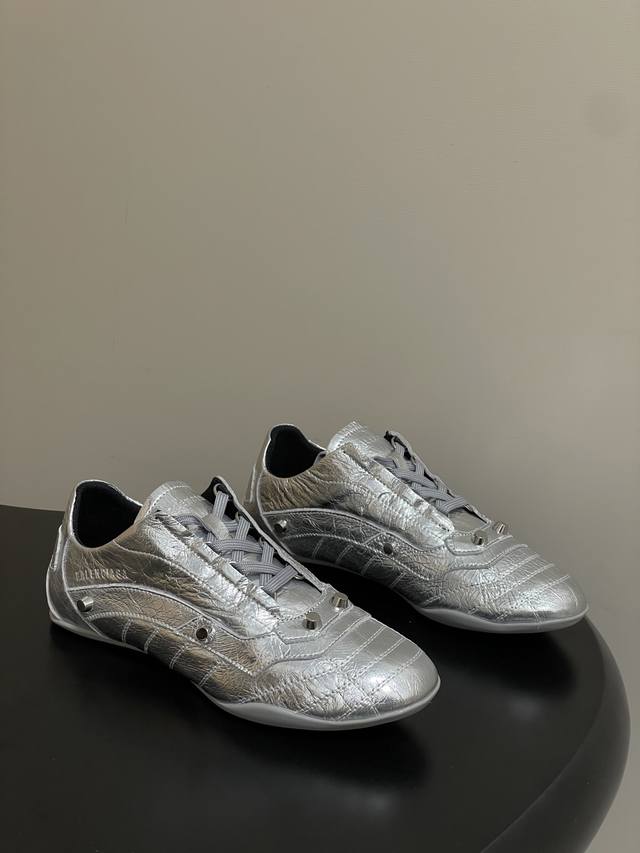 男10 25Ss早秋新款Balenciaga巴黎世家 City Sneaker系列休闲鞋情侣款朋克风复古铆钉德训鞋薄底运动鞋 巴黎世家这款全鞋都订了柳钉，这双鞋