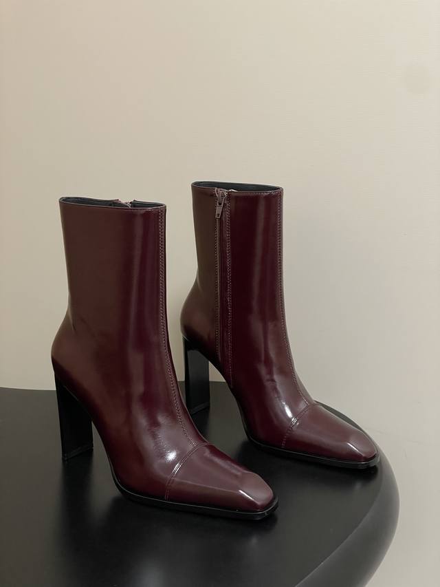 顶级品质 Saint Laurent Fw25 New Arrival～ Ysl圣罗兰2025秋冬新款侧拉高跟及踝靴粗跟亮面短靴 整个鞋非常的简约大气～小方头更