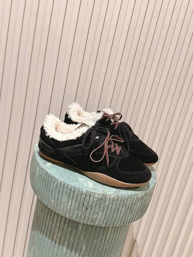 顶级版本： :Miumiu缪缪最新款美式复古风老休闲德训鞋 ~ 颜值担当火爆款运动鞋 不得不入的一款～做旧时尚，简约高级 随意搭配上脚非常舒适，年度必入款 最新