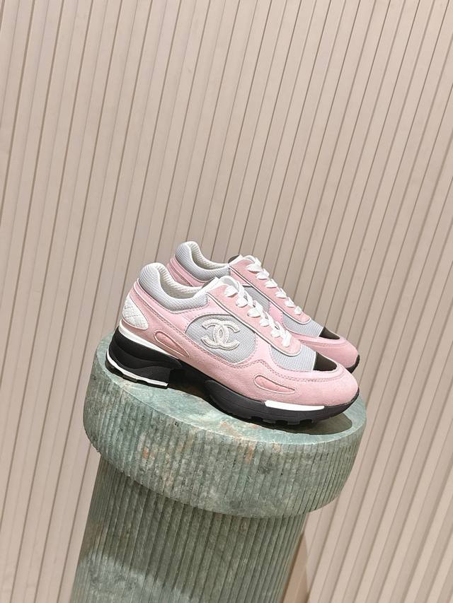 顶级版本： ::Chane* 25Ss 香奈儿低跟运动鞋 采用皮革与网面拼接的材质，兼具质感与透气性。鞋身带有品牌标志性的双C Logo，辨识度极高，有白色、黑